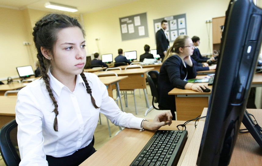 Владимир Путин поручил выделить средства на улучшение ИКТ-инфраструктуры в школах дотационных регионов