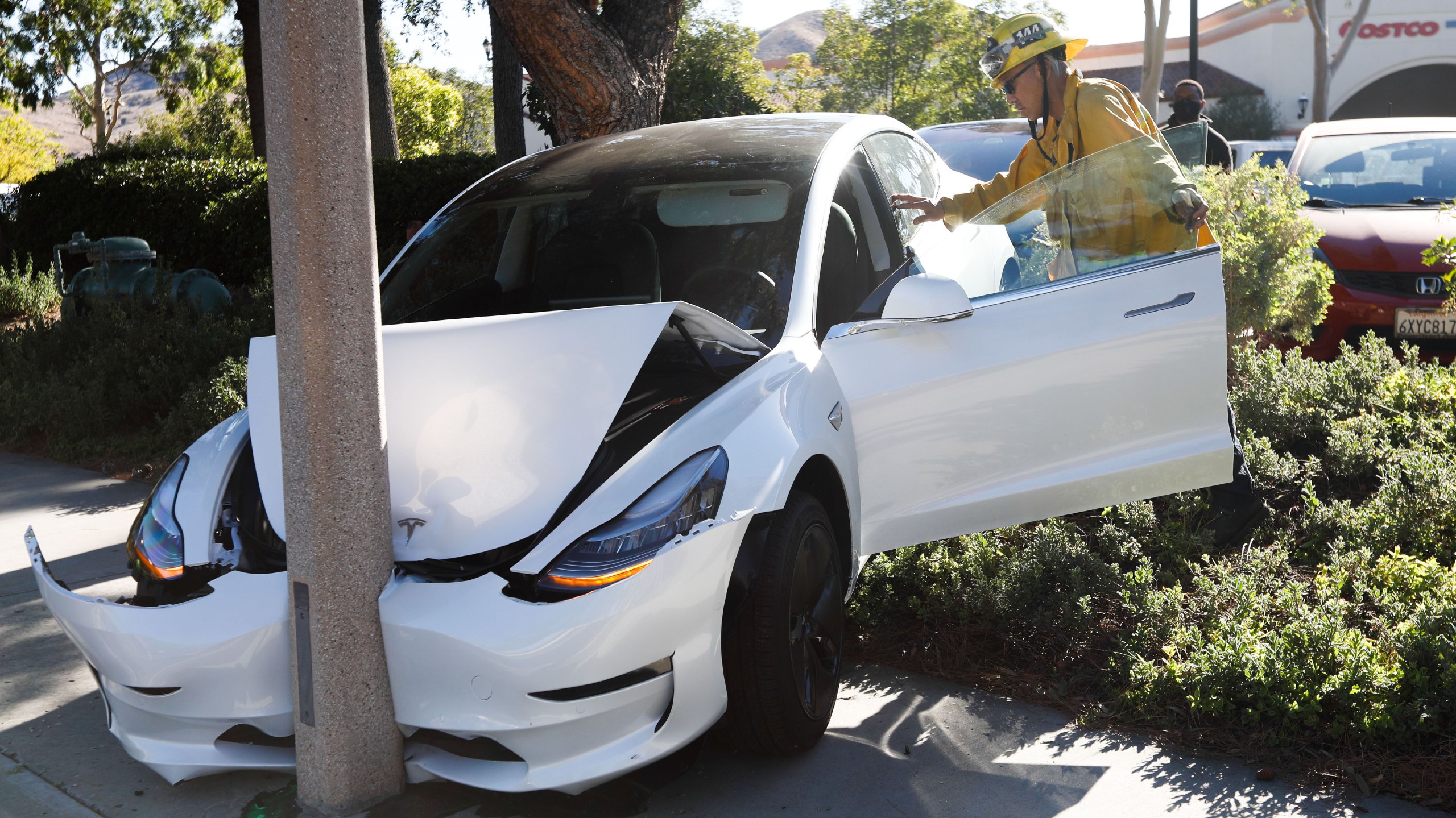 Сотрудник Tesla слил прессе данные о тысячах жалоб на системы помощи водителю — СМИ