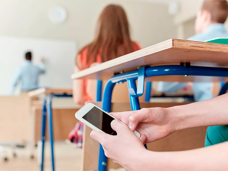Законопроект о запрете школьникам пользоваться телефонами на уроках внесён в Госдуму