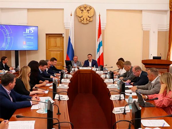 «ПРОФ-IT.2025» – в Омске при участии губернатора обсудили подготовку форума