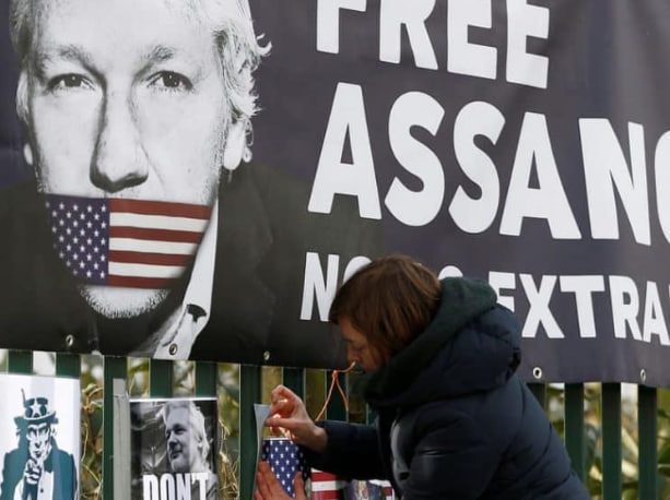 Британский суд с оговоркой разрешил основателю WikiLeaks оспаривать решение о его выдаче США
