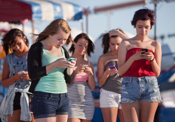 Крупная соцсеть на волне критики ввела ограничения на отправку сообщений для защиты пользователей-подростков