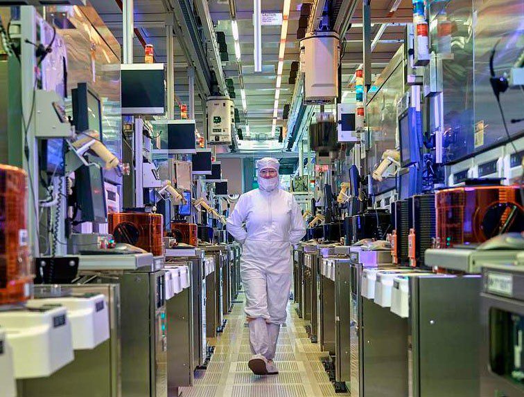 Вслед за Intel и TSMC о переносе сроков строительства заводов в США заявили поставщики производителей чипов