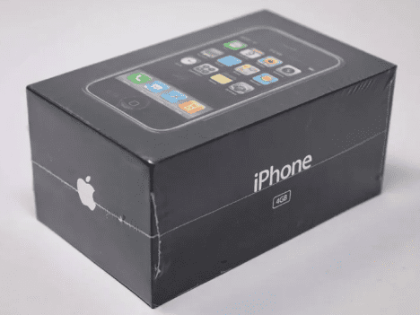 Организаторы аукциона надеются продать iPhone из первой партии адептам культа Apple и заработать тысячи долларов