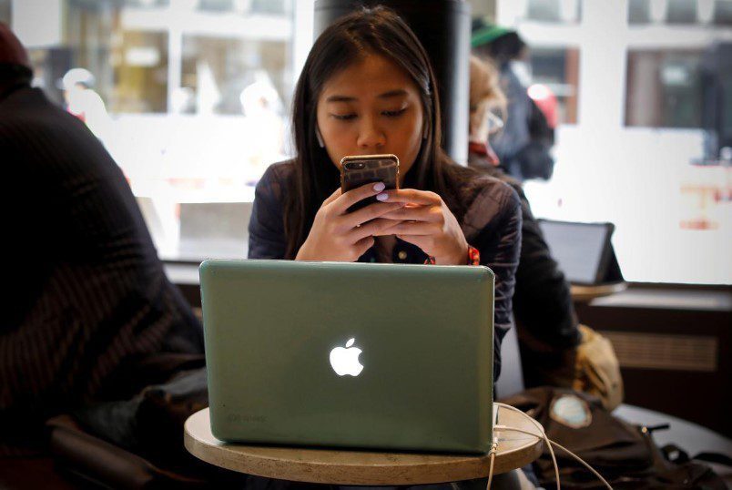 В КНР заметно выросло число отказавшихся от iPhone на работе ведомств и госкомпаний — СМИ